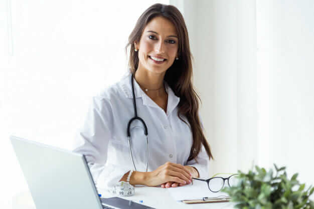 doctora mirando camara oficina - Medicina preventiva y salud pública