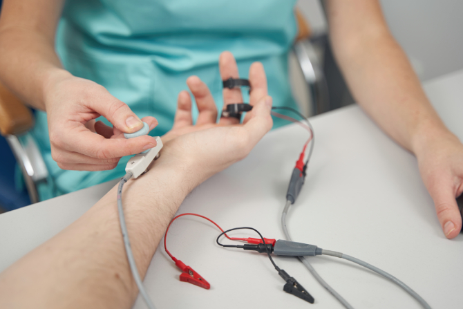 Médico realizando una prueba de polígrafo a su paciente.